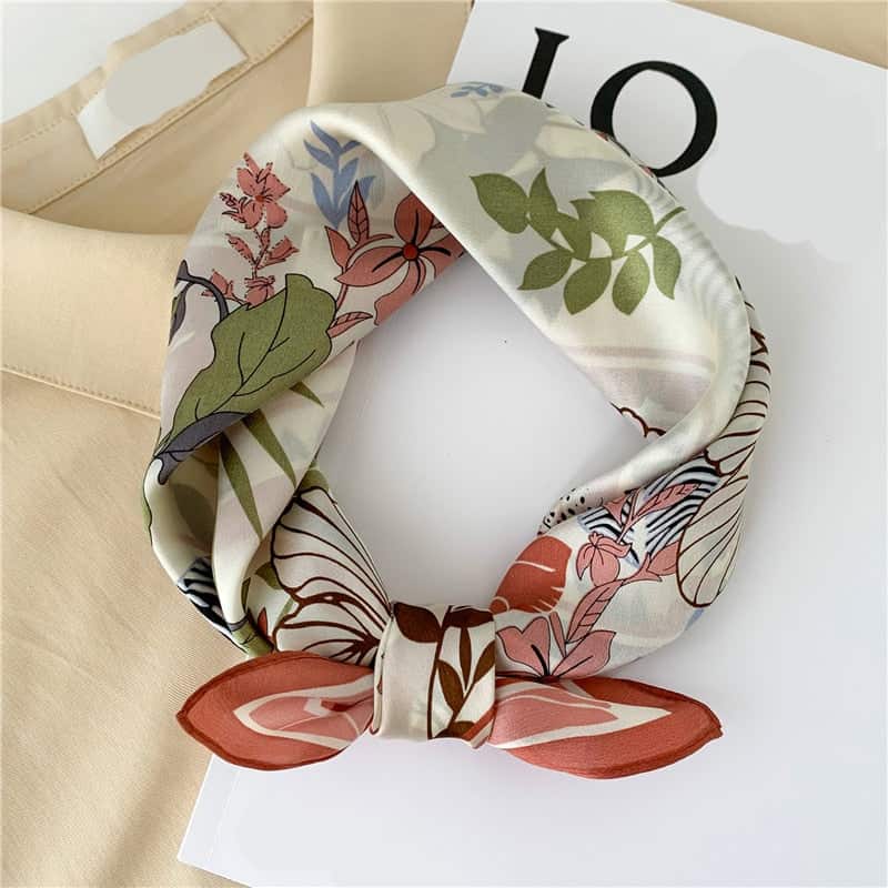Lilya Damenschal Quadratischer Seidenschal Weiß Creme Rosa Gemustert