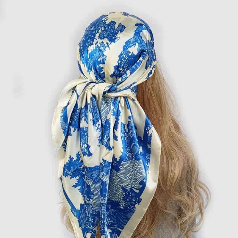 Audrey Haartuch Frau Cremeweiß & Gemustert Blau Barock