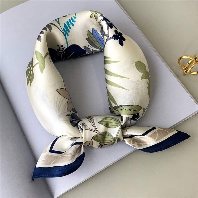 Camelia Quadrat Schal Seide Damen Weiß Creme Marineblau Gemustert