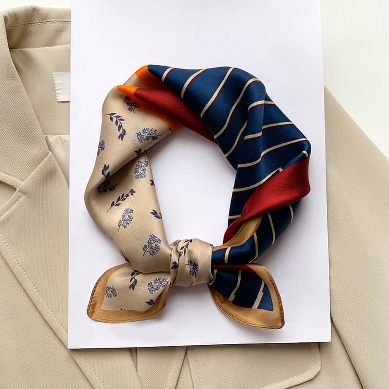 Ezra Quadratischer Seidenschal Frau Mann Beige Rot Blau Gemustert